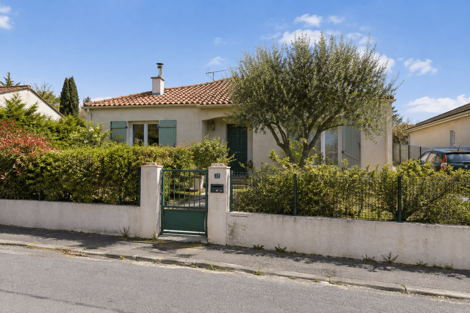 Illustration réaliste d'une maison individuelle derrière un portail et une haie.
